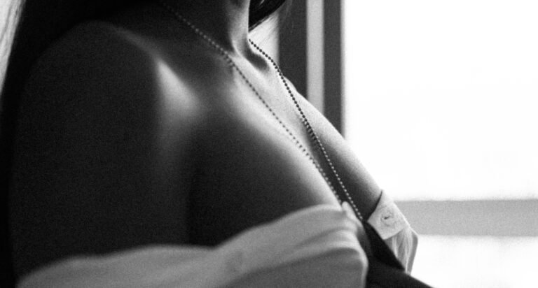 The Quiet Loneliness of Being in a Relationship With Someone Who No Longer Sees You or Reaches for You